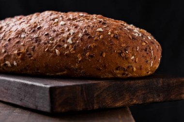 Taze pişmiş ekmek ile yulaf ahşap tahta üzerinde