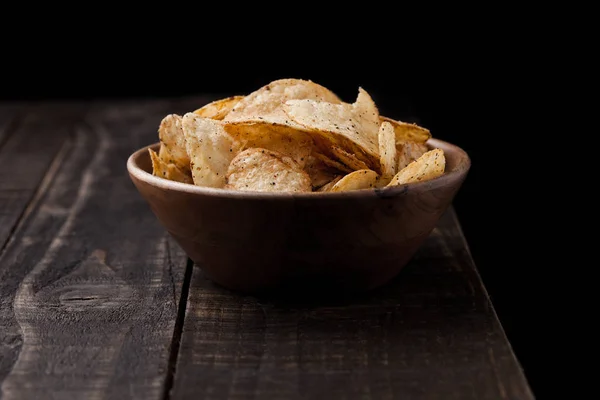 Crujiente deliciosas patatas fritas de pimienta en tazón de madera — Foto de Stock