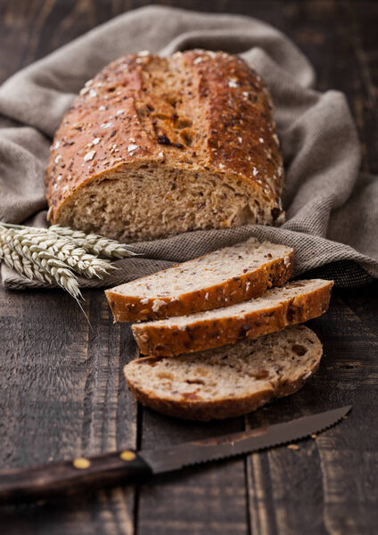 Свежеиспеченный хлеб с кухонным полотенцем и пшеницей
