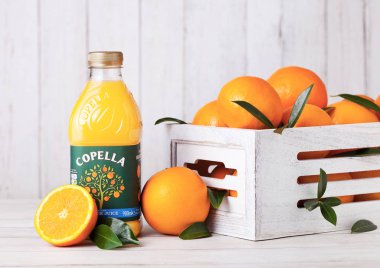 Londra, İngiltere - 31 Mart 2018: Taze Copella Turuncu Beyaz ahşap üzerine taze çiğ portakal suyuyla plastik şişe.