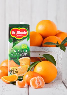 Londra, İngiltere - 31 Mart 2018: Pack Del Monte portakal ve mandalina suyu Beyaz ahşap üzerine taze meyve ile.