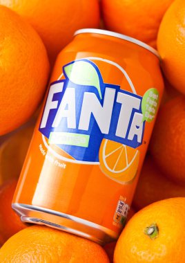 Londra, İngiltere - 31 Mart 2018: Alüminyum kutu Fanta portakal alkolsüz içecek portakal