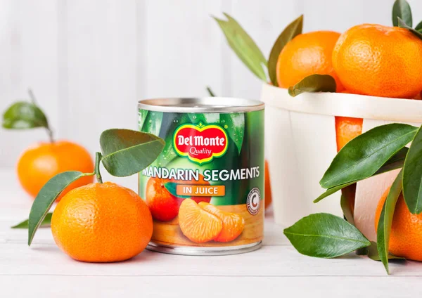 Londra, İngiltere - 31 Mart 2018: Olabilir, Del Monte Mandarin segmentlerinde Beyaz ahşap üzerine taze meyve suyuyla.