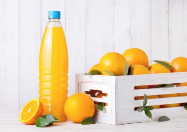 Plastik şişe ham organik taze portakal suyu