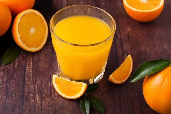 Verre de jus d'orange frais bio aux fruits — Photo