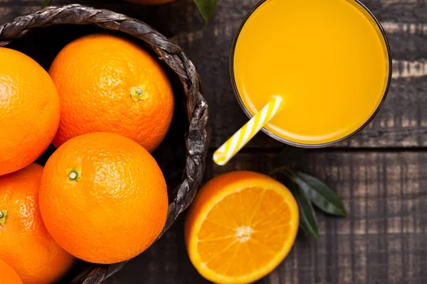 Verre de jus d'orange frais bio aux fruits — Photo