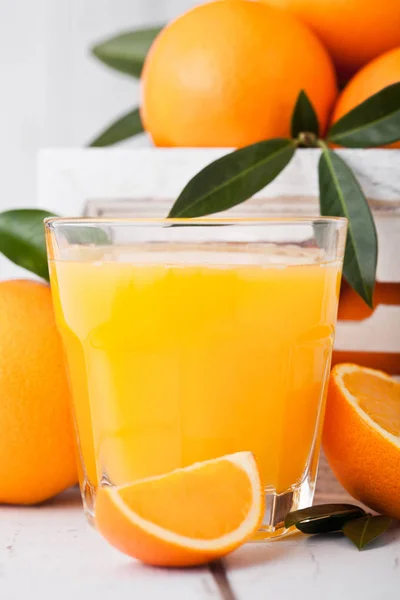 Verre de jus d'orange frais bio aux fruits — Photo