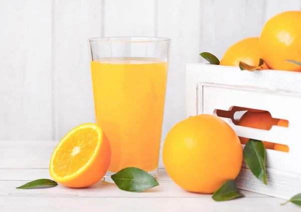 Ποτήρι βιολογικό φρέσκο χυμό πορτοκαλιού με φρούτα — Φωτογραφία Αρχείου