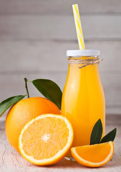 Frasco de vidro de suco de laranja fresco orgânico cru — Fotografia de Stock