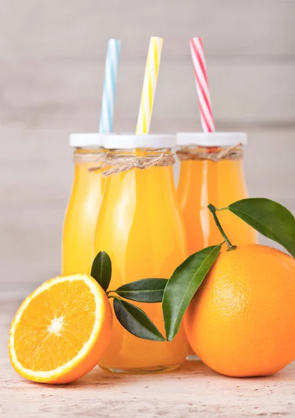 Γυάλινες φιάλες από ακατέργαστο βιολογικό φρέσκο χυμό πορτοκάλι — Φωτογραφία Αρχείου