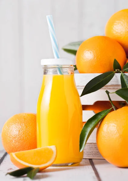 Botella de vidrio de zumo de naranja fresco orgánico crudo — Foto de Stock