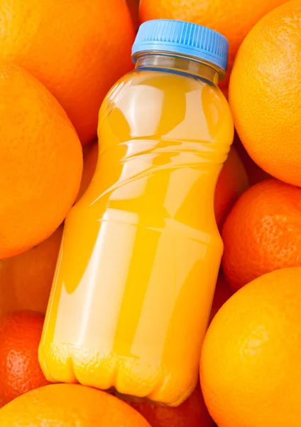 Botella de plástico de jugo de naranja fresco orgánico crudo — Foto de Stock