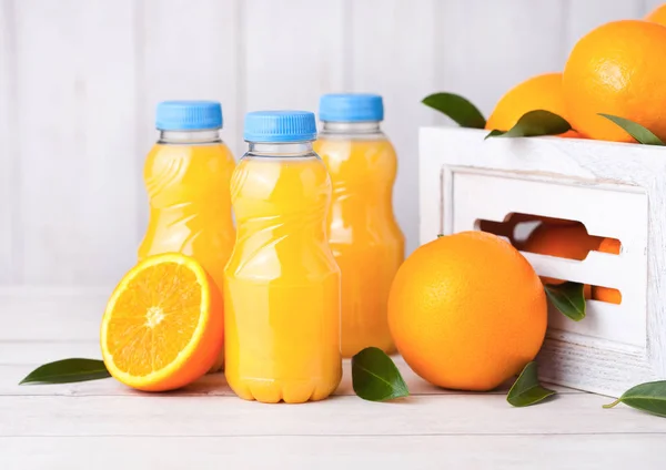 Bouteille en plastique de jus d'orange frais bio cru — Photo