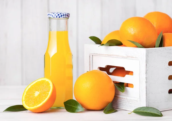 Γυάλινο μπουκάλι ακατέργαστο βιολογικό φρέσκο χυμό πορτοκαλιού σε ξύλο — Φωτογραφία Αρχείου