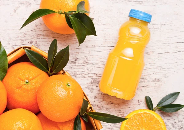 Plastikflasche mit frischem Bio-Orangensaft — Stockfoto