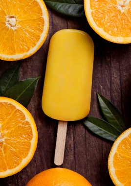 Taze organik meyve portakal dondurma yaprakları ile
