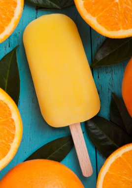 Taze organik meyve portakal dondurma yaprakları ile