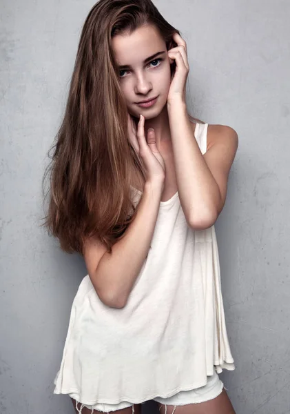 Modello di prova con giovane bella modella di moda — Foto Stock