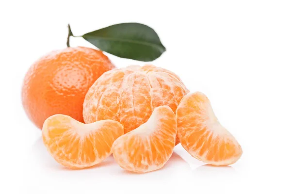 Čerstvé oloupané mandarinky bioovoce s listy — Stock fotografie
