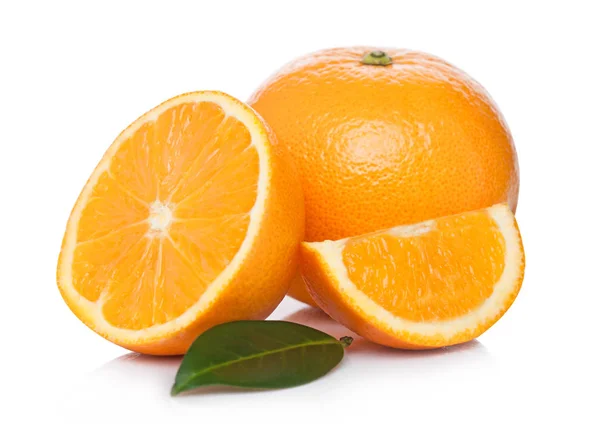 Čerstvé bio raw pomeranče s oloupané půlky — Stock fotografie