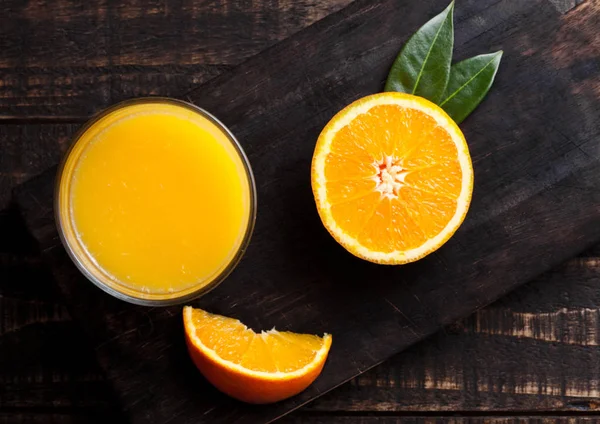 Copo de suco de laranja fresco orgânico com frutas — Fotografia de Stock