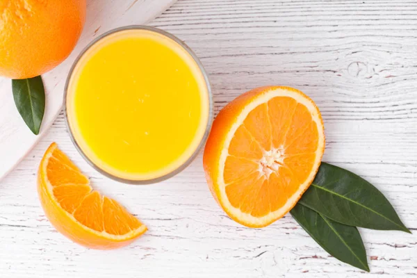 Copo de suco de laranja fresco orgânico com frutas — Fotografia de Stock