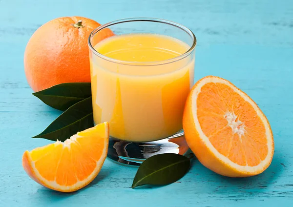 Szkło organiczne świeży sok pomarańczowy z owocami — Zdjęcie stockowe