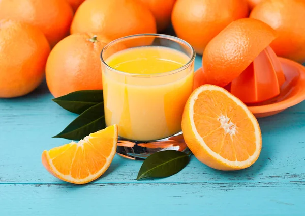 Sklo organických čerstvé pomerančové šťávy s ovocem — Stock fotografie