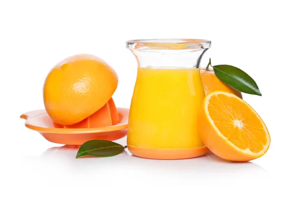 Naranjas frescas peladas crudas con el frasco del exprimidor del jugo — Foto de Stock