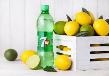 Londra, İngiltere - 27 Nisan 2018: Plastik şişe 7up limonata soda