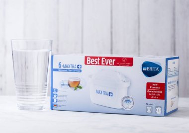 Londra, İngiltere - 27 Nisan 2018: Bardak su Pack Brita su filtre kartuşları