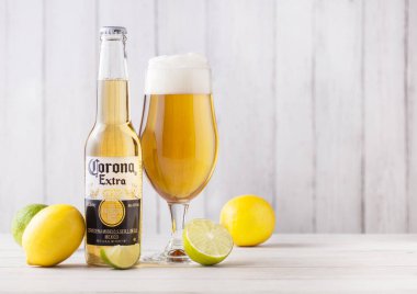 Londra, İngiltere - 27 Nisan 2018: Şişe, Corona ilave bira ahşap üzerine