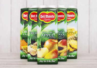 Londra, İngiltere - 27 Nisan 2018: Del Monte suları üzerinde ahşap backgrou