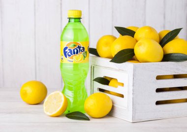 Londra, İngiltere - 27 Nisan 2018: Fanta Lemon yumuşak plastik şişe 