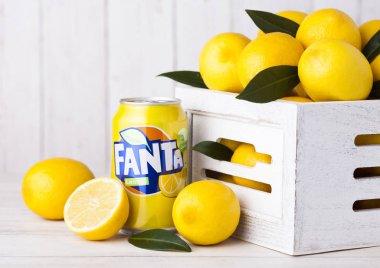 Londra, İngiltere - 27 Nisan 2018: Alüminyum Fanta Lemon alkolsüz içecek beyaz kutu içinde taze limon ile olabilir. Fanta popüler Meyve aromalı gazlı Coca-Cola şirketi tarafından oluşturulan meşrubat olduğunu.