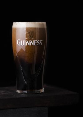 Londra, İngiltere - 27 Nisan 2018: Orijinal bardak Guinness Draft 