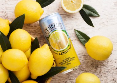 Londra, İngiltere - 27 Nisan 2018: Alüminyum can St.Helier pırıl pırıl, limon soda İçecek taze limon ile ahşap arka plan üzerinde.