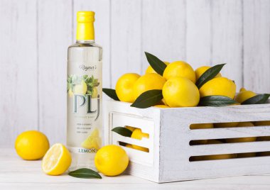 Londra, İngiltere - 27 Nisan 2018: Cam şişe Lpj limon suyu içecek taze limon ile ahşap arka plan üzerinde.