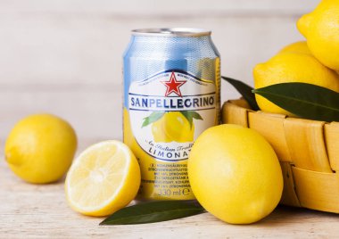 Londra, İngiltere - 27 Nisan 2018: Alüminyum San Pellegrino köpüklü limon soda içecek bambu sepet içinde taze limon ile ahşap arka plan üzerinde olabilir. İtalya üzerinden alınan ve Nestle tarafından dağıtılmış.