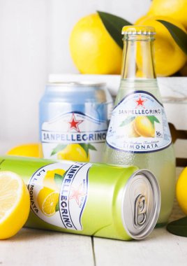 Londra, İngiltere - 27 Nisan 2018: Alüminyum olabilir ve San Pellegrino köpüklü şişe limon soda içecek beyaz kutu içinde taze limon ahşap zemin üzerine cam. İtalya üzerinden alınan ve Nes tarafından dağıtılmış