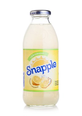 Londra, İngiltere - 27 Nisan 2018: Snapple şişe limon suyu beyaz arka plan üzerinde. Snapple, Dr Pepper Snapple Amerika'da bağlı Grup ürünü