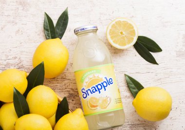 Londra, İngiltere - 27 Nisan 2018: Snapple şişe limon suyu taze limon ile ahşap arka plan üzerinde. Snapple, Dr Pepper Snapple Amerika'da bağlı Grup ürünü