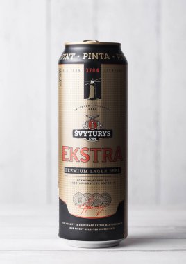 Londra, İngiltere - 27 Nisan 2018: Alüminyum kutu Svyturys lager bira ahşap arka plan üzerinde.