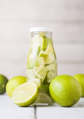 Cam şişe hala meyve meyve suyu kireç