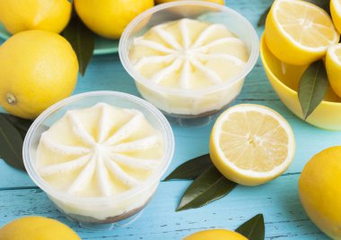 Limonlu cheesecake Mus tatlı ile plastik kavanoz