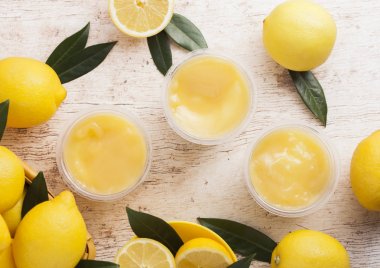 Limon dondurma ve bisküvi ile plastik bardak tatlı