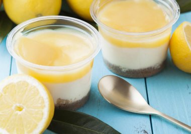 Limon dondurma ve bisküvi ile plastik bardak tatlı