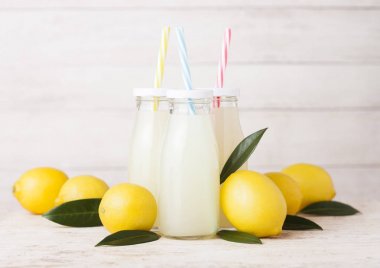 Cam şişeler organik taze limon suyu meyve