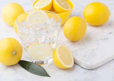Organik taze limon bardak su hala yaz