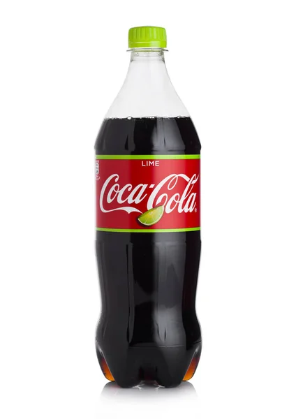 LONDRES, Reino Unido - 27 de abril de 2018: Garrafa de refrigerante Coca-Cola Lime em fundo branco. Coca-Cola é um dos refrigerantes mais populares . — Fotografia de Stock